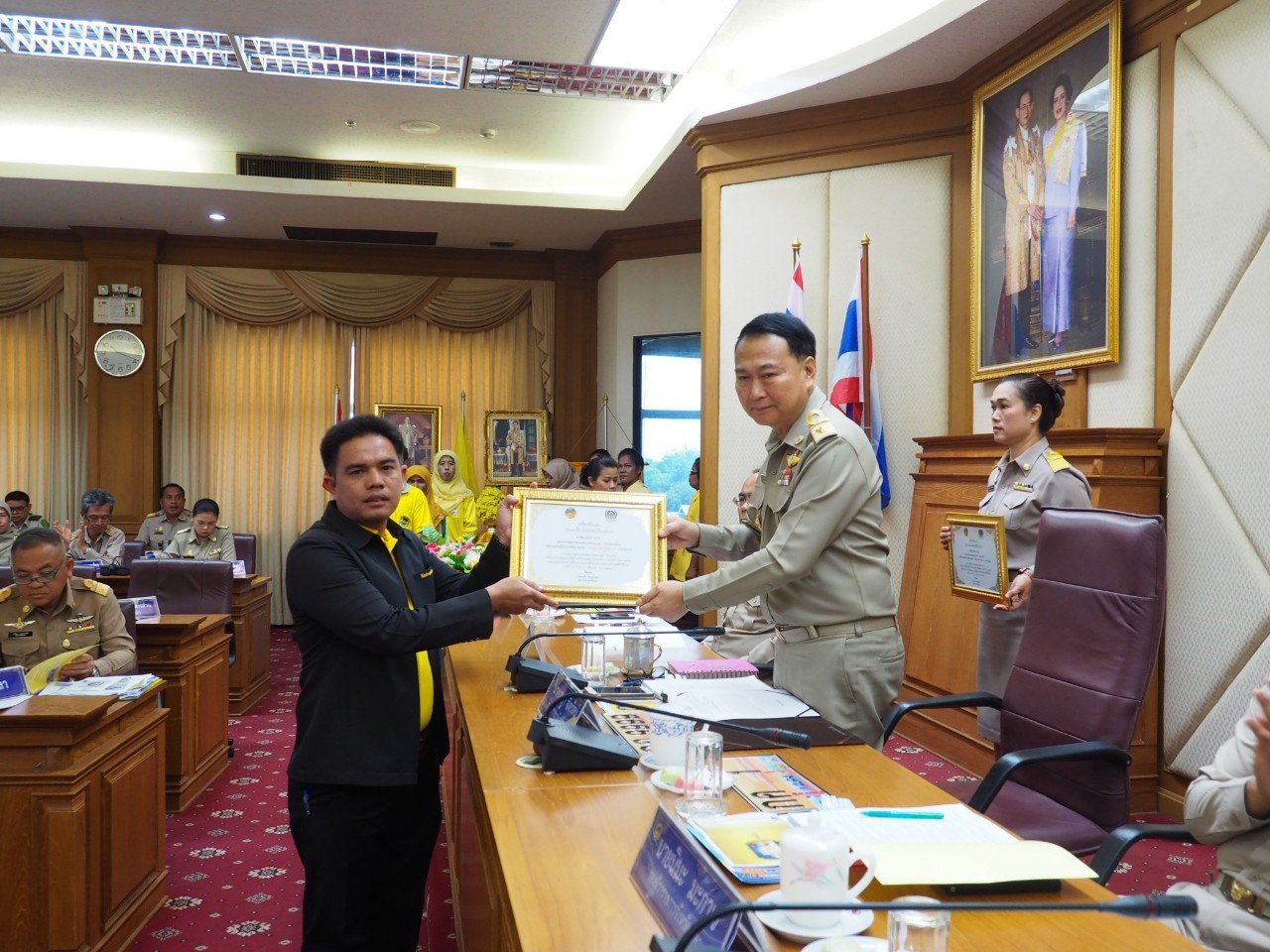 พัฒนาการจังหวัดยะลา กล่าวรายงานในพิธีมอบโล่และประกาศเกียรติบัตรแก่ผู้นำหมู่บ้านเศรษฐกิจพอเพียงฯ และผู้สนับสนุนการจัดเก็บ จปฐ. ดีเด่น