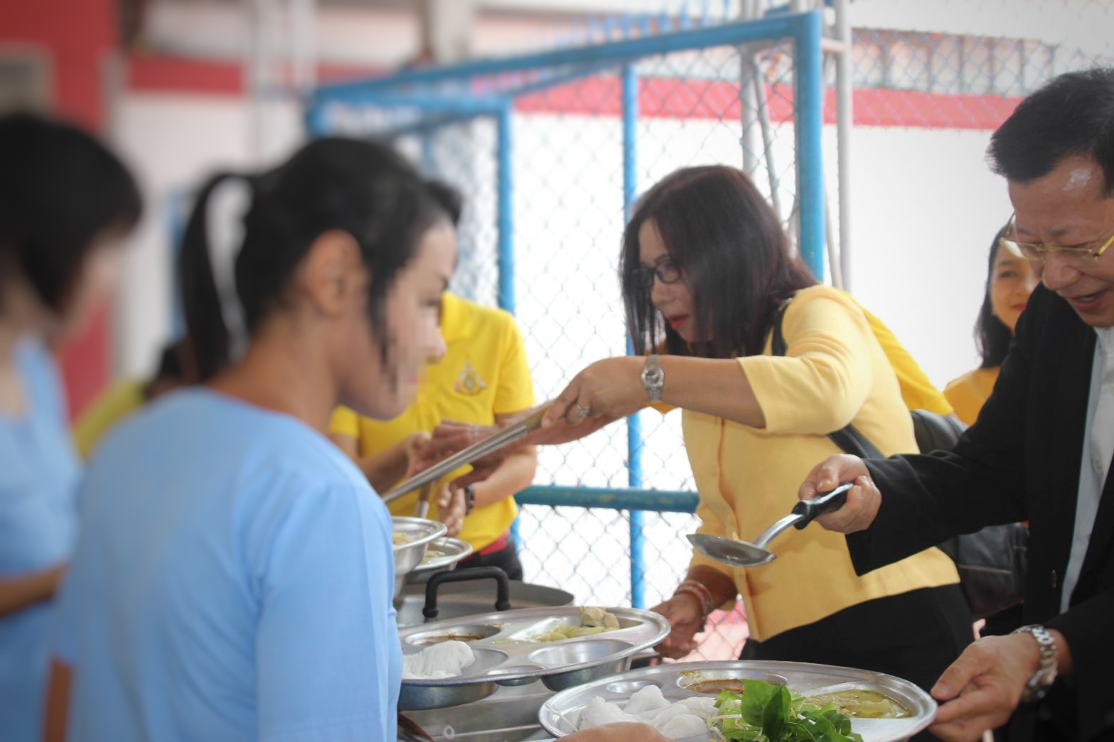 พัฒนาชุมชนยะลา ร่วมโครงการธารน้ำใจท้องถิ่นไทยเลี้ยงอาหารกลางวันแด่ผู้ต้องขัง