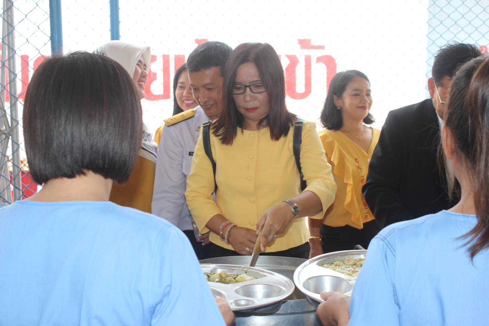 พัฒนาชุมชนยะลา ร่วมโครงการธารน้ำใจท้องถิ่นไทยเลี้ยงอาหารกลางวันแด่ผู้ต้องขัง