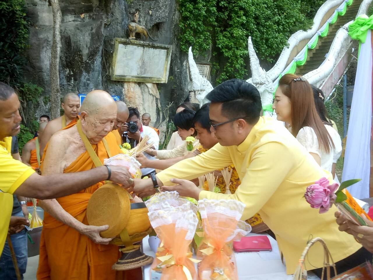 ยะลา ร่วมตักบาตรเทโวโรหณะ ชักพระออกจากวัด