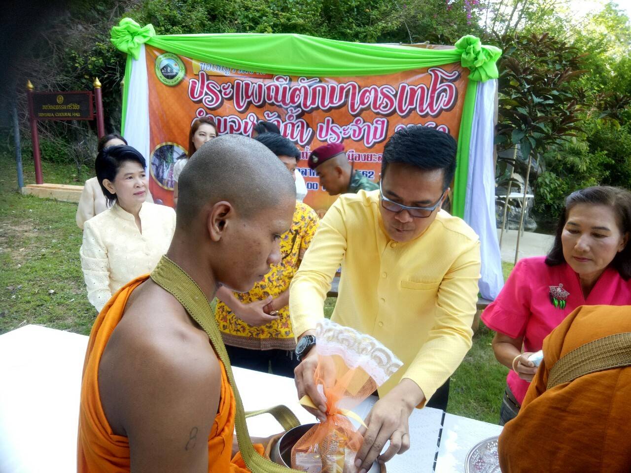 ยะลา ร่วมตักบาตรเทโวโรหณะ ชักพระออกจากวัด