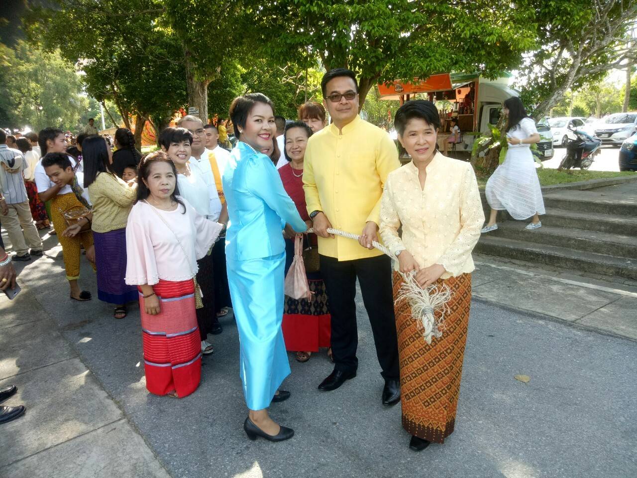 ยะลา ร่วมตักบาตรเทโวโรหณะ ชักพระออกจากวัด
