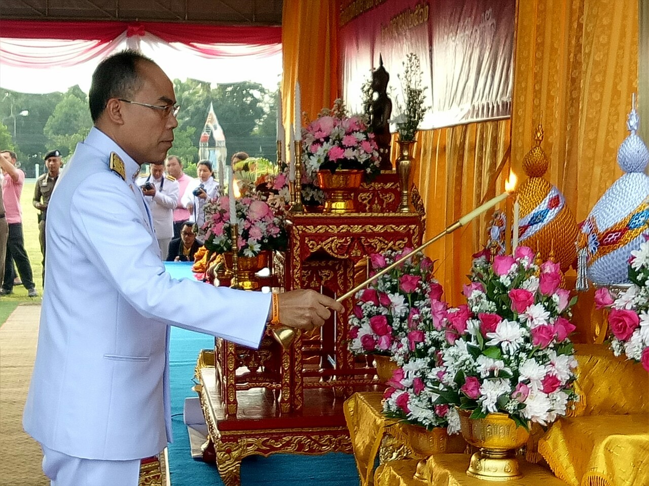 พัฒนาการจังหวัดยะลา นำข้าราชการสำนักงานพัฒนาชุมชนจังหวัดยะลา ร่วมพิธีทำบุญตักบาตร เนื่องในโอกาสการจัดพิธีบำเพ็ญกุศลและพิธีน้อมรำลึกเนื่องในวันคล้ายสวรรคตพระบาทสมเด็จพระจุลจอมเกล้าเจ้าอยู่หัว