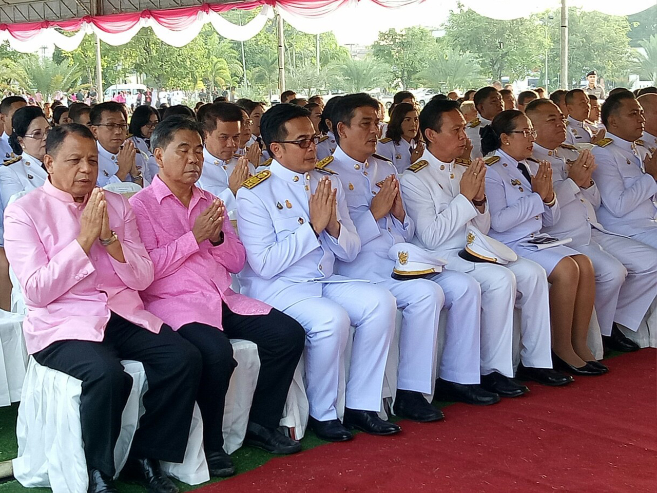 พัฒนาการจังหวัดยะลา นำข้าราชการสำนักงานพัฒนาชุมชนจังหวัดยะลา ร่วมพิธีทำบุญตักบาตร เนื่องในโอกาสการจัดพิธีบำเพ็ญกุศลและพิธีน้อมรำลึกเนื่องในวันคล้ายสวรรคตพระบาทสมเด็จพระจุลจอมเกล้าเจ้าอยู่หัว