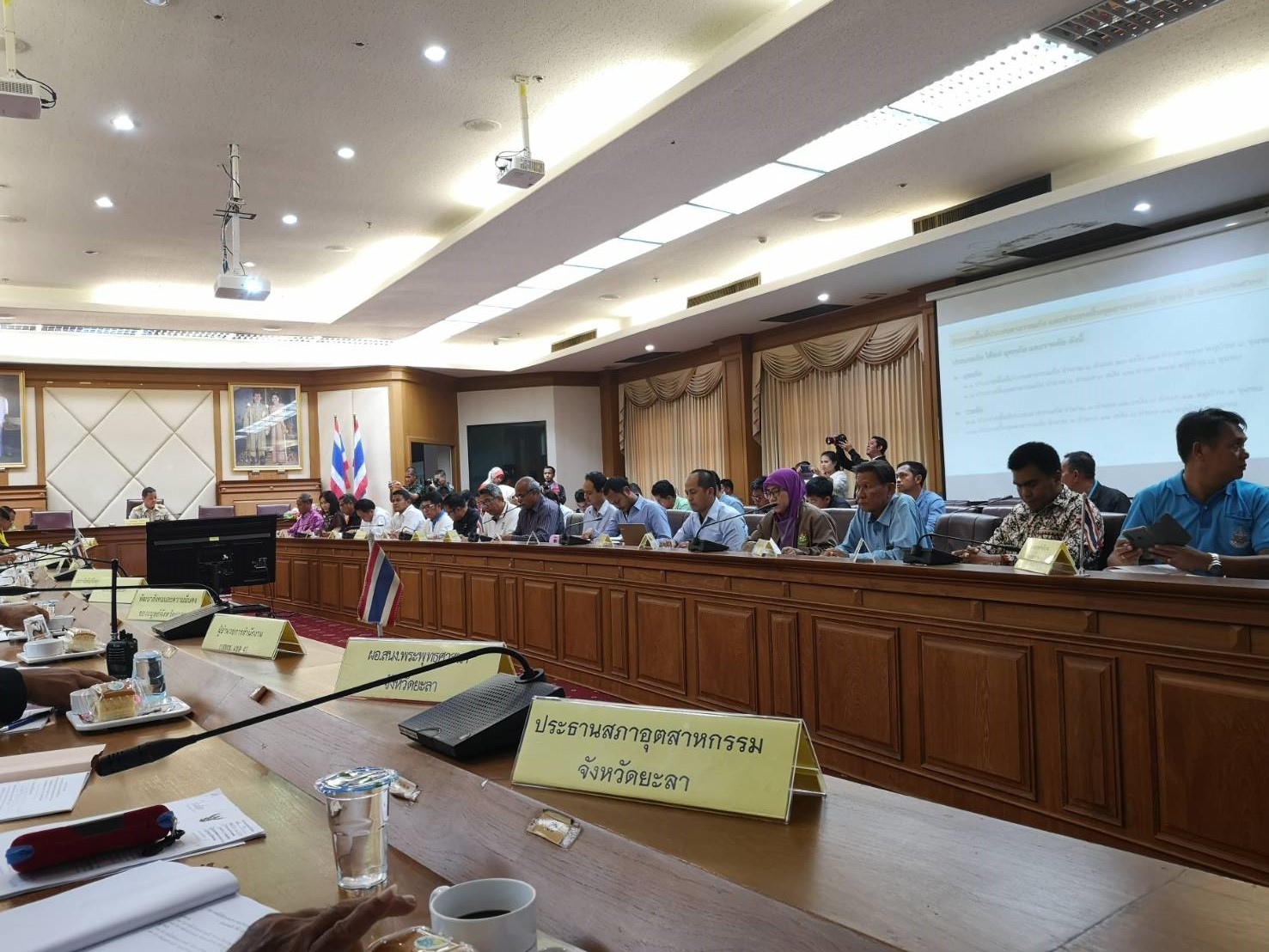พช.ยะลา ร่วมการประชุมกองอำนวยการป้องกันและบรรเทาสาธารณภัยจังหวัดยะลา เพื่อเตรียมความพร้อมป้องกันและแก้ไขปัญหาอุทกภัย