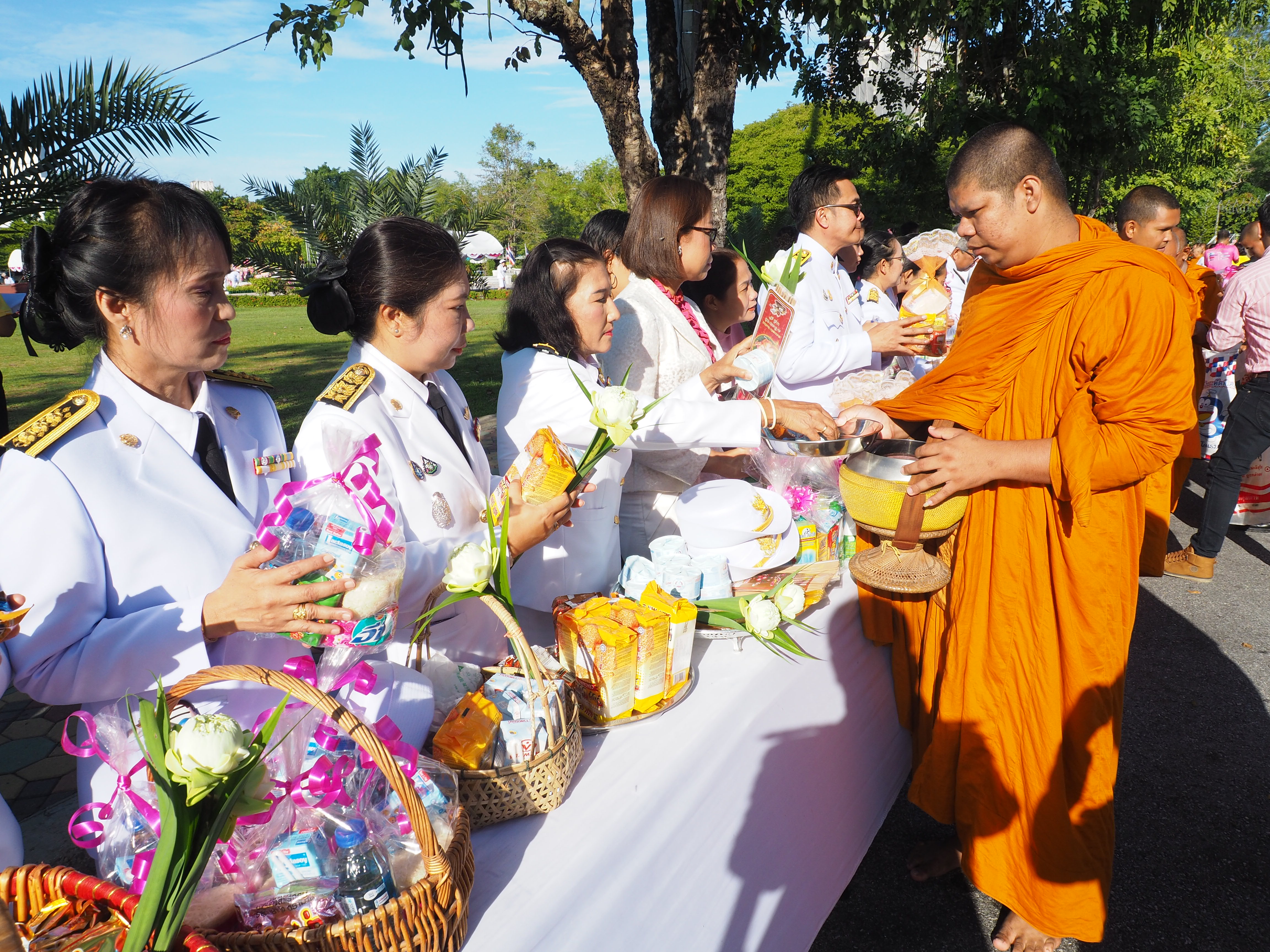 พัฒนาการจังหวัดยะลา นำข้าราชการสำนักงานพัฒนาชุมชนจังหวัดยะลา ร่วมพิธีทำบุญตักบาตร เนื่องในโอกาสการจัดพิธีบำเพ็ญกุศลและพิธีน้อมรำลึกเนื่องในวันคล้ายสวรรคตพระบาทสมเด็จพระจุลจอมเกล้าเจ้าอยู่หัว
