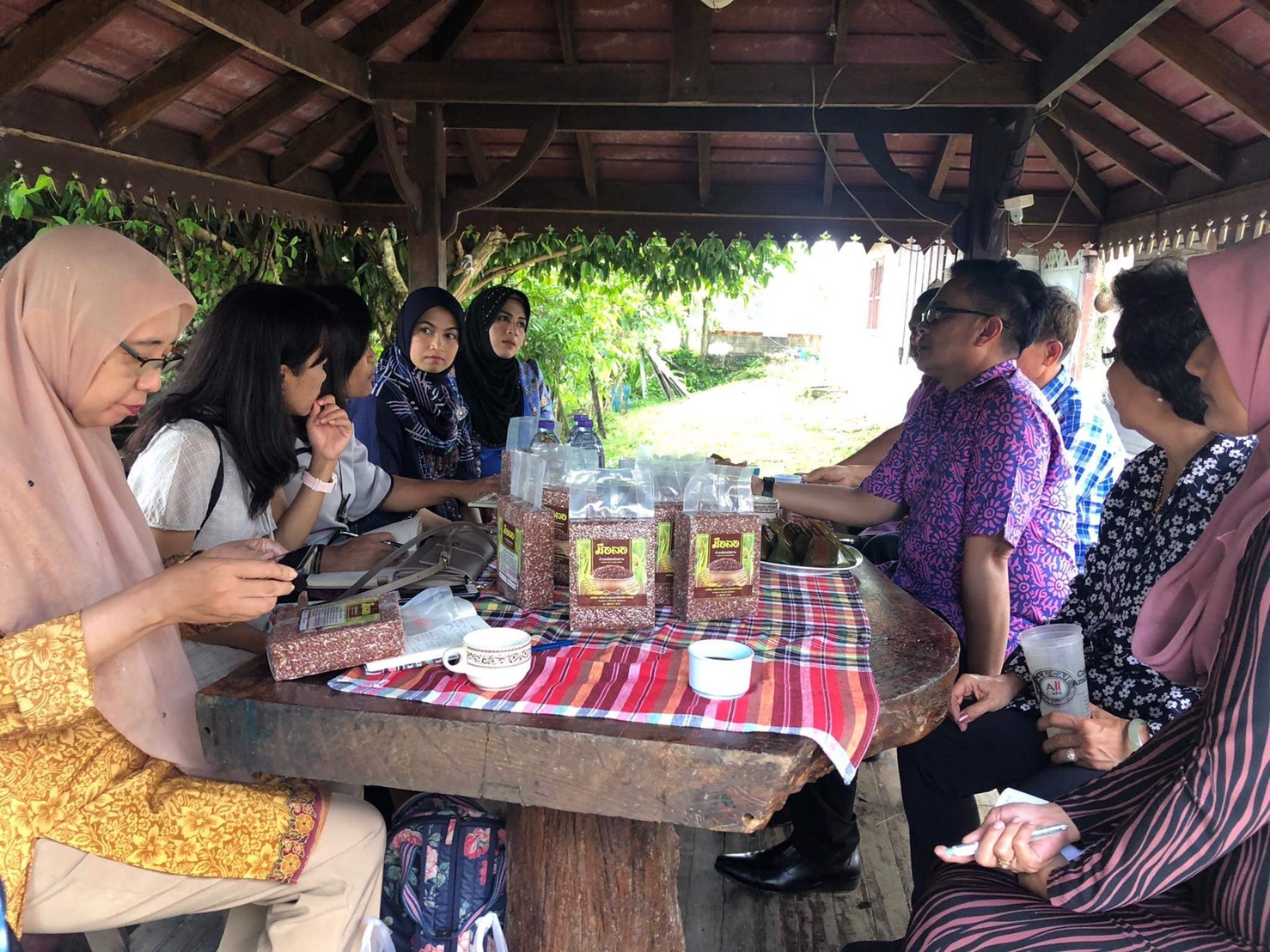 พช.ยะลา ร่วมกับ มอ. ลงพื้นที่เพื่อวิจัยและพัฒนาผลิตภัณฑ์ข้าวกล้องเนินงาม