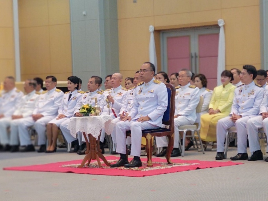 พัฒนาการจังหวัดยะลา นำข้าราชการสำนักงานพัฒนาชุมชนจังหวัดยะลา ร่วมพิธีวางพวงมาลาและถวายบังคม