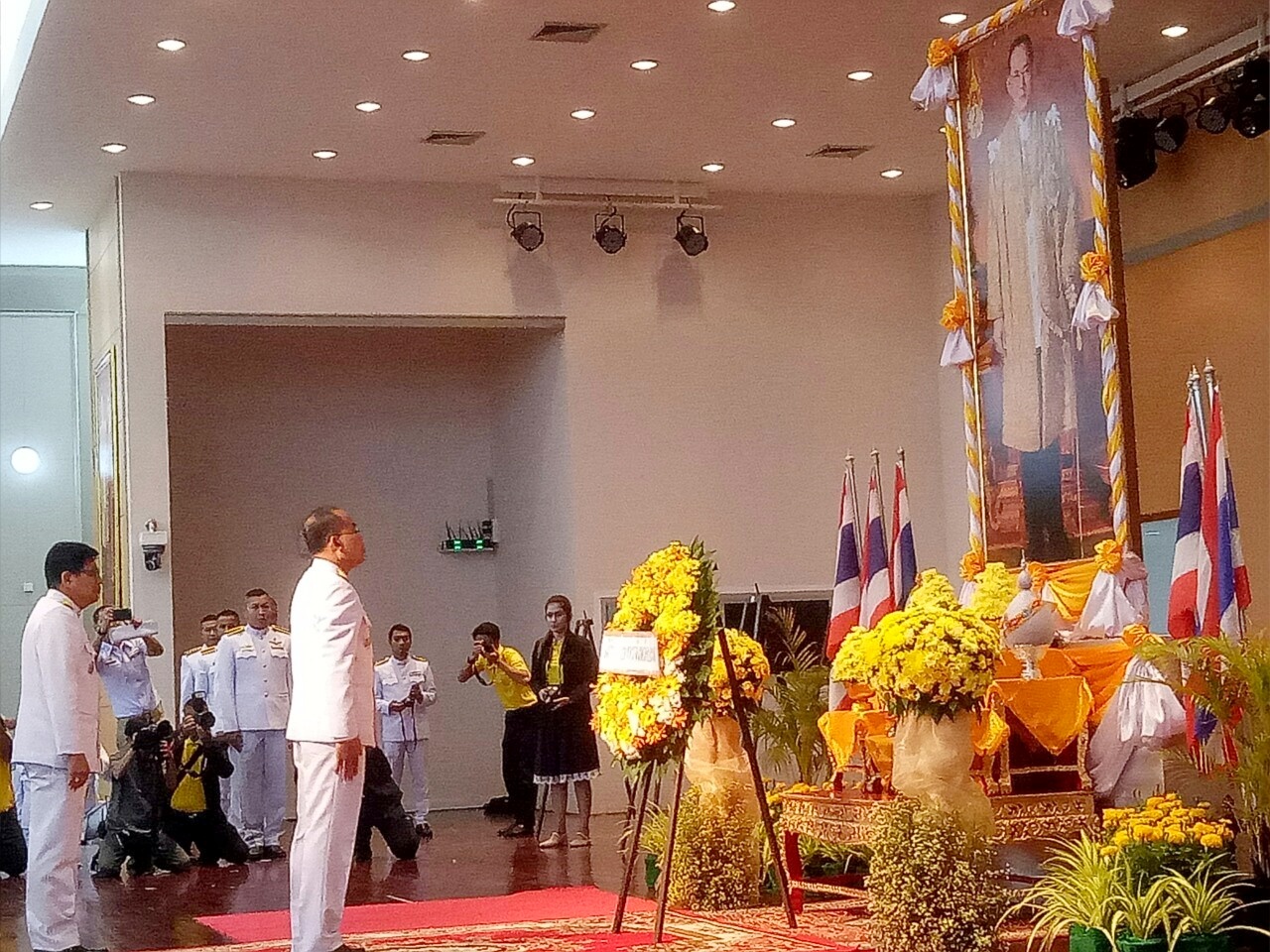 พัฒนาการจังหวัดยะลา นำข้าราชการสำนักงานพัฒนาชุมชนจังหวัดยะลา ร่วมพิธีวางพวงมาลาและถวายบังคม