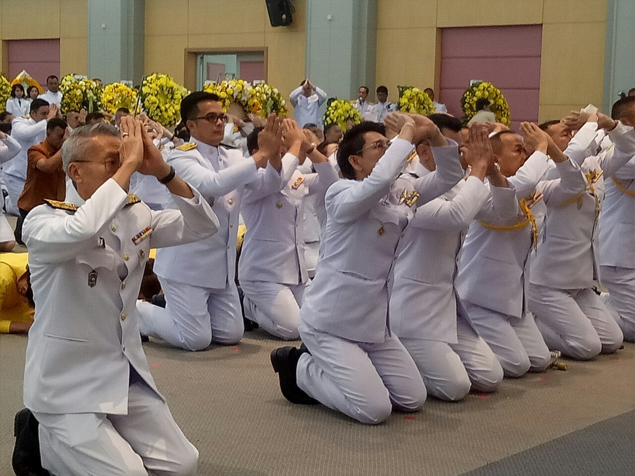 พัฒนาการจังหวัดยะลา นำข้าราชการสำนักงานพัฒนาชุมชนจังหวัดยะลา ร่วมพิธีวางพวงมาลาและถวายบังคม