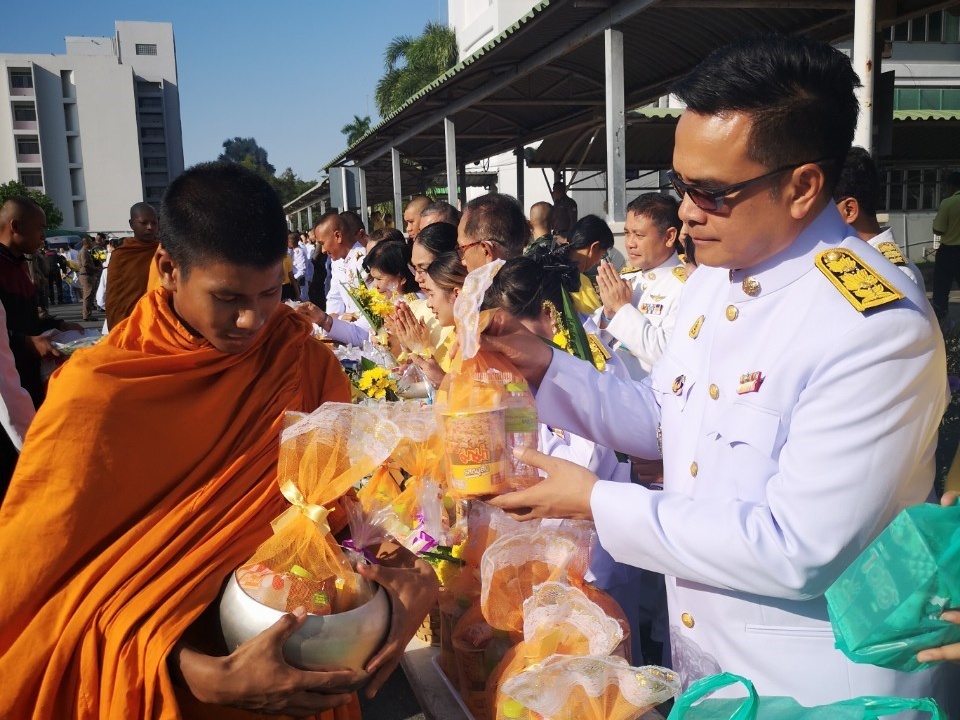 พัฒนาการจังหวัดยะลา นำข้าราชการสำนักงานพัฒนาชุมชนจังหวัดยะลา ร่วมพิธีทำบุญตักบาตรฯ