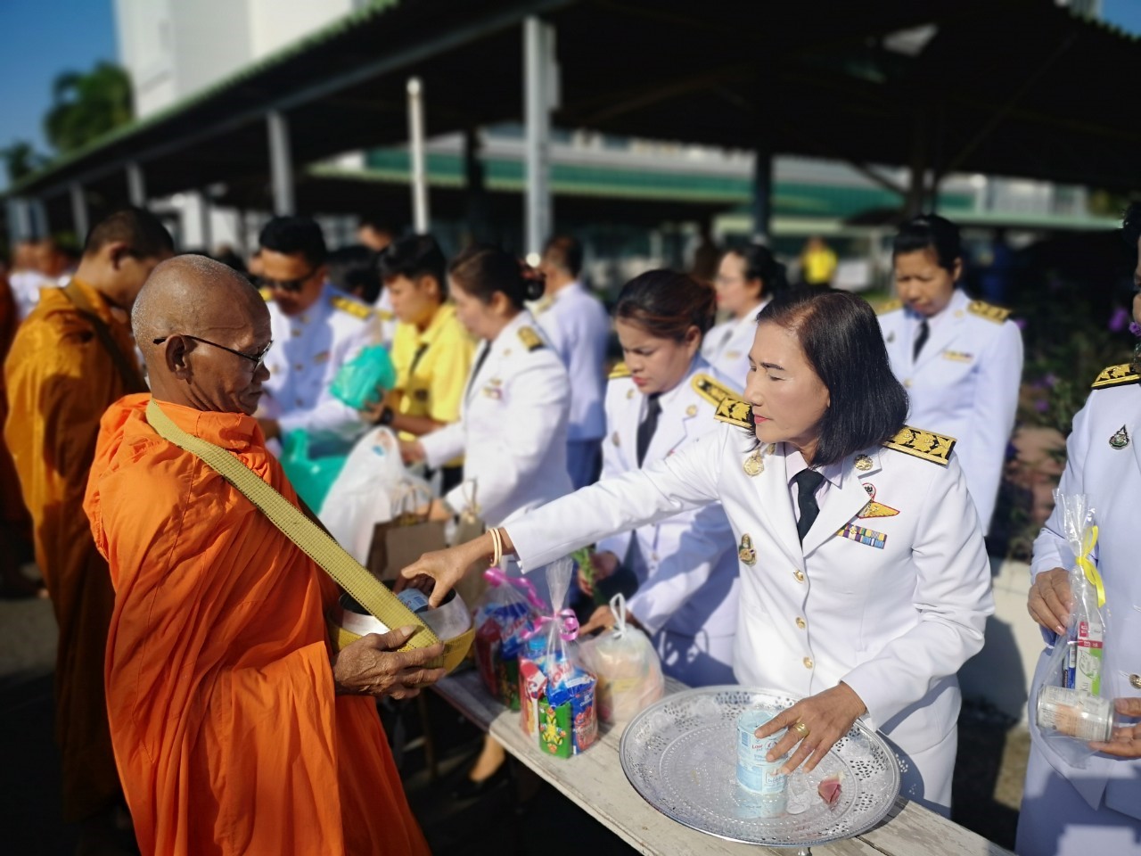 พัฒนาการจังหวัดยะลา นำข้าราชการสำนักงานพัฒนาชุมชนจังหวัดยะลา ร่วมพิธีทำบุญตักบาตรฯ