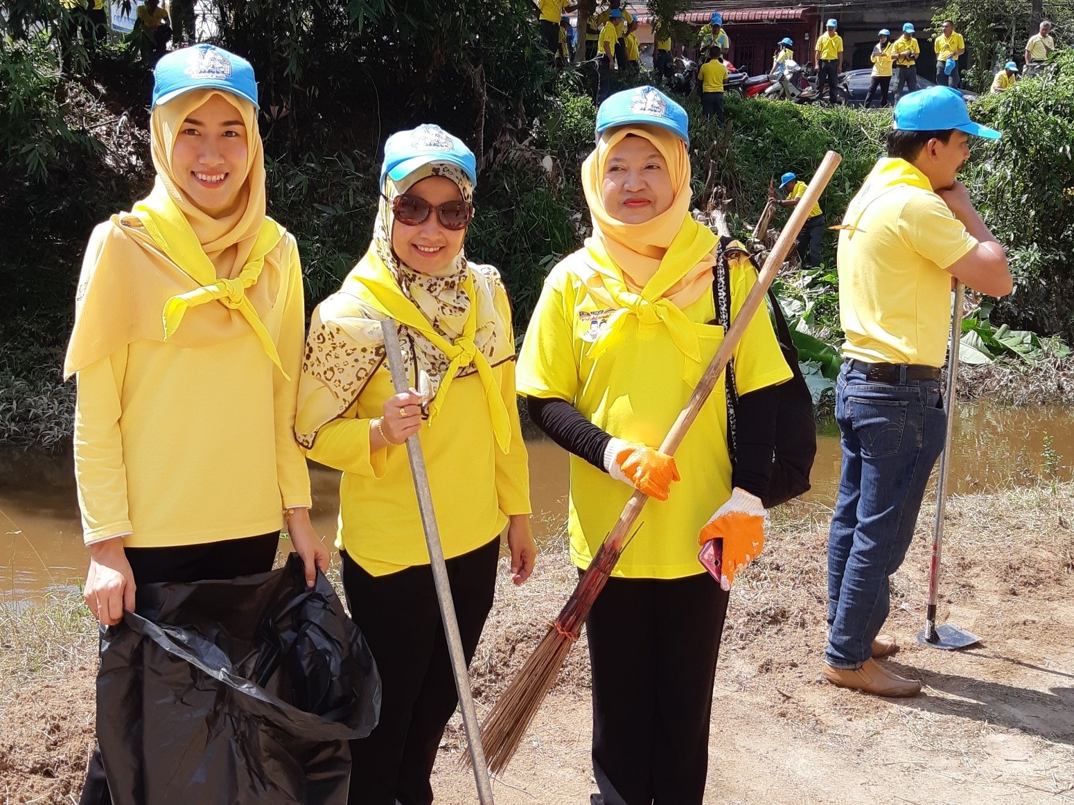 พัฒนาชุมชนยะลา ร่วมพิธีเปิดกิจกรรมจิตอาสาพัฒนาปรับภูมิทัศน์ ทำความสะอาดลำน้ำ คูคลอง