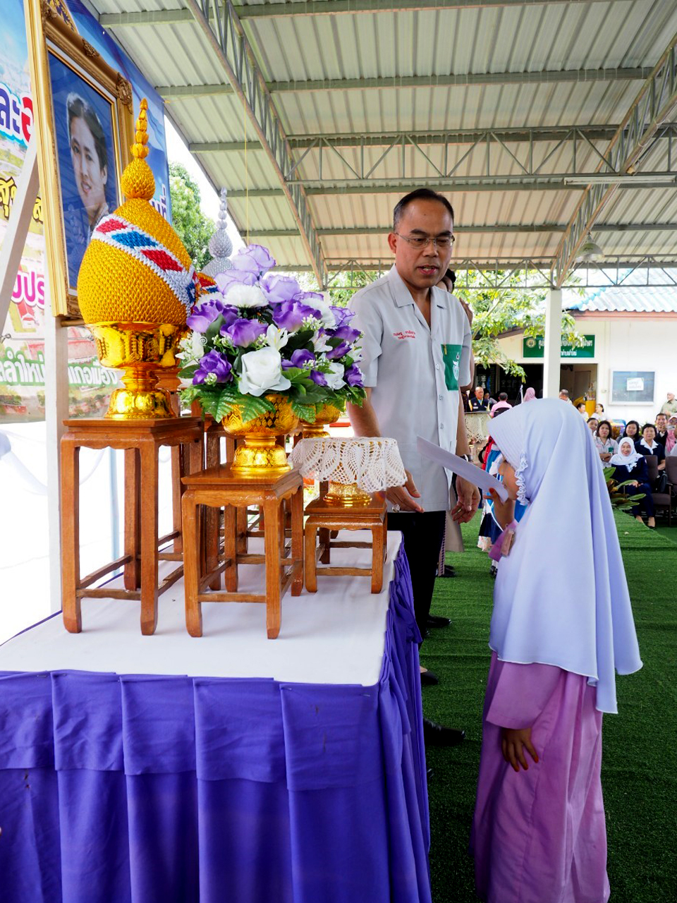 พช.ยะลา มอบทุนอุปการะ กองทุนพัฒนาเด็กชนบทในพระราชูปถัมภ์ สมเด็จพระเทพรัตนราชสุดาสยามบรมราชกุมารี ณ ตำบลลำใหม่