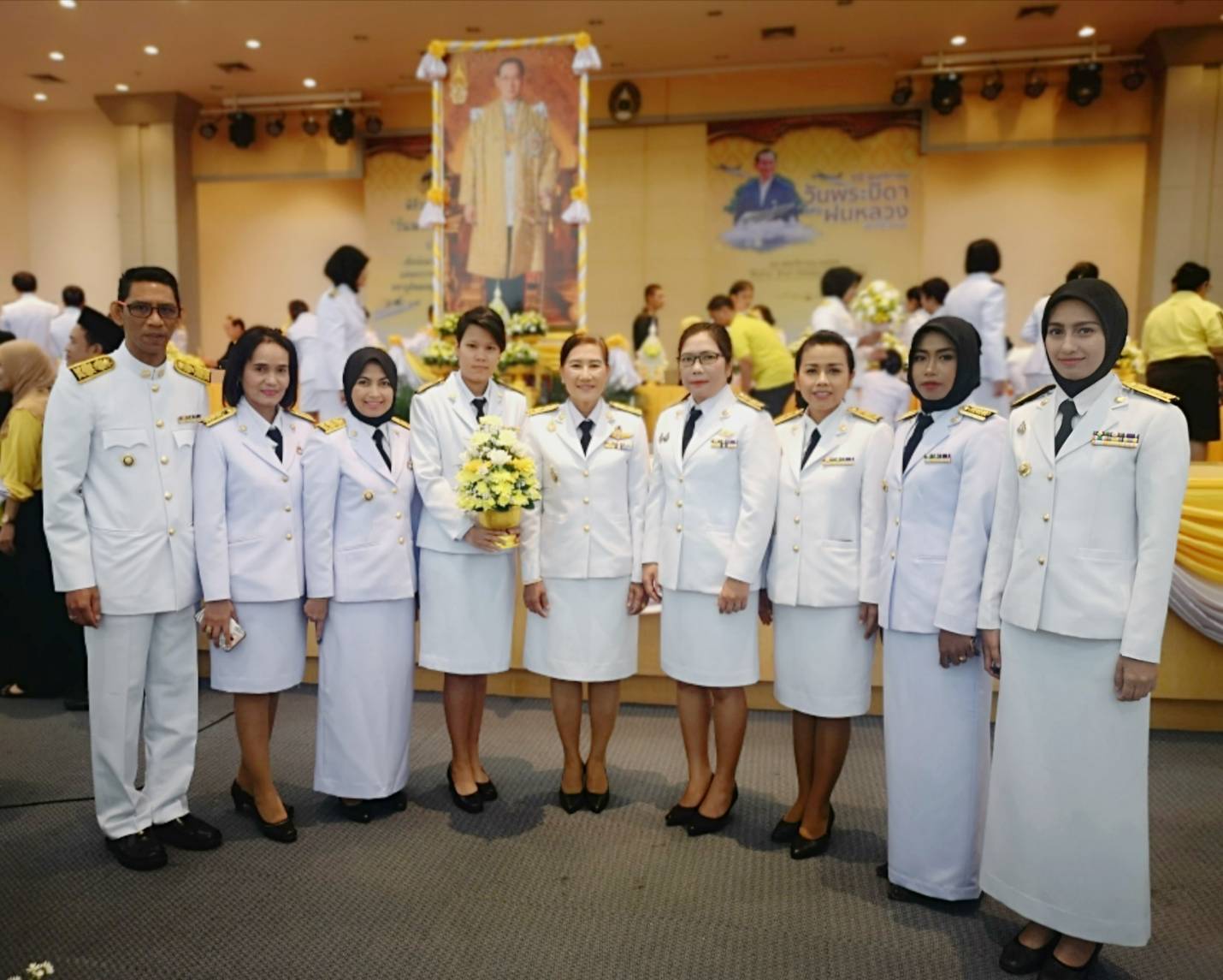 พช.ยะลา ร่วมพิธีวางพานพุ่มดอกไม้สดเนื่องในวันพระบิดาแห่งฝนหลวง
