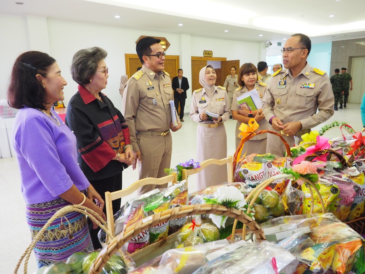 พัฒนาชุมชนยะลา เชิญชวนส่วนราชการร่วมสืบสาน อนุรักษ์ศิลป์ผ้าถิ่นไทย ดำรงไว้ในแผ่นดิน และอุดหนุนกระเช้าของขวัญปีใหม่