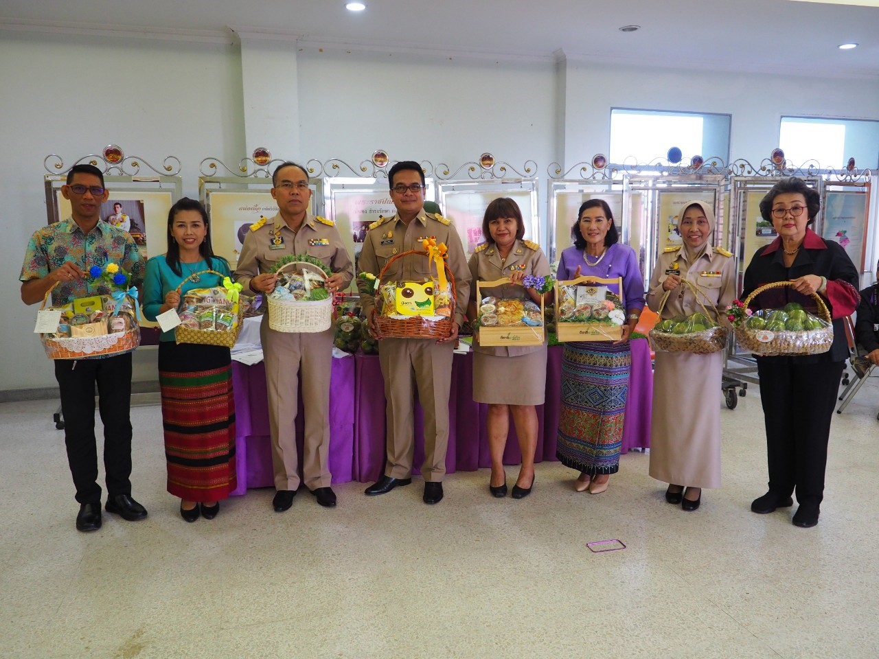 พัฒนาชุมชนยะลา เชิญชวนส่วนราชการร่วมสืบสาน อนุรักษ์ศิลป์ผ้าถิ่นไทย ดำรงไว้ในแผ่นดิน และอุดหนุนกระเช้าของขวัญปีใหม่