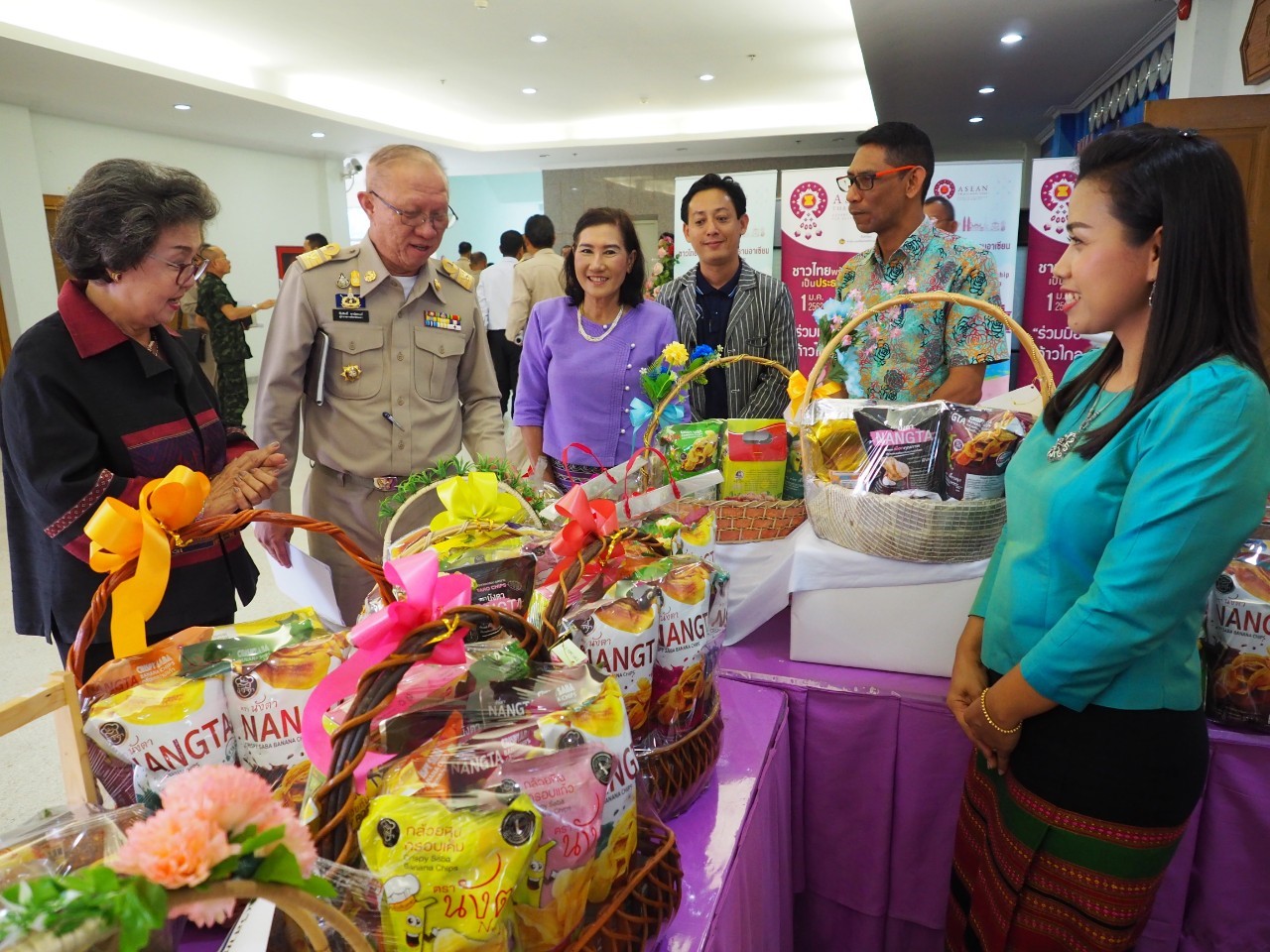 พัฒนาชุมชนยะลา เชิญชวนส่วนราชการร่วมสืบสาน อนุรักษ์ศิลป์ผ้าถิ่นไทย ดำรงไว้ในแผ่นดิน และอุดหนุนกระเช้าของขวัญปีใหม่