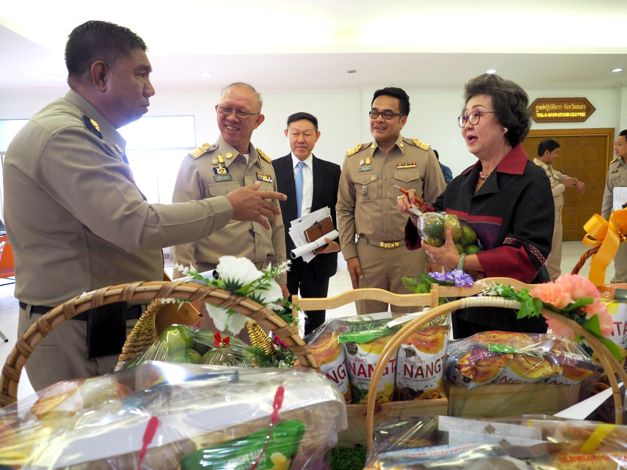 พัฒนาชุมชนยะลา เชิญชวนส่วนราชการร่วมสืบสาน อนุรักษ์ศิลป์ผ้าถิ่นไทย ดำรงไว้ในแผ่นดิน และอุดหนุนกระเช้าของขวัญปีใหม่