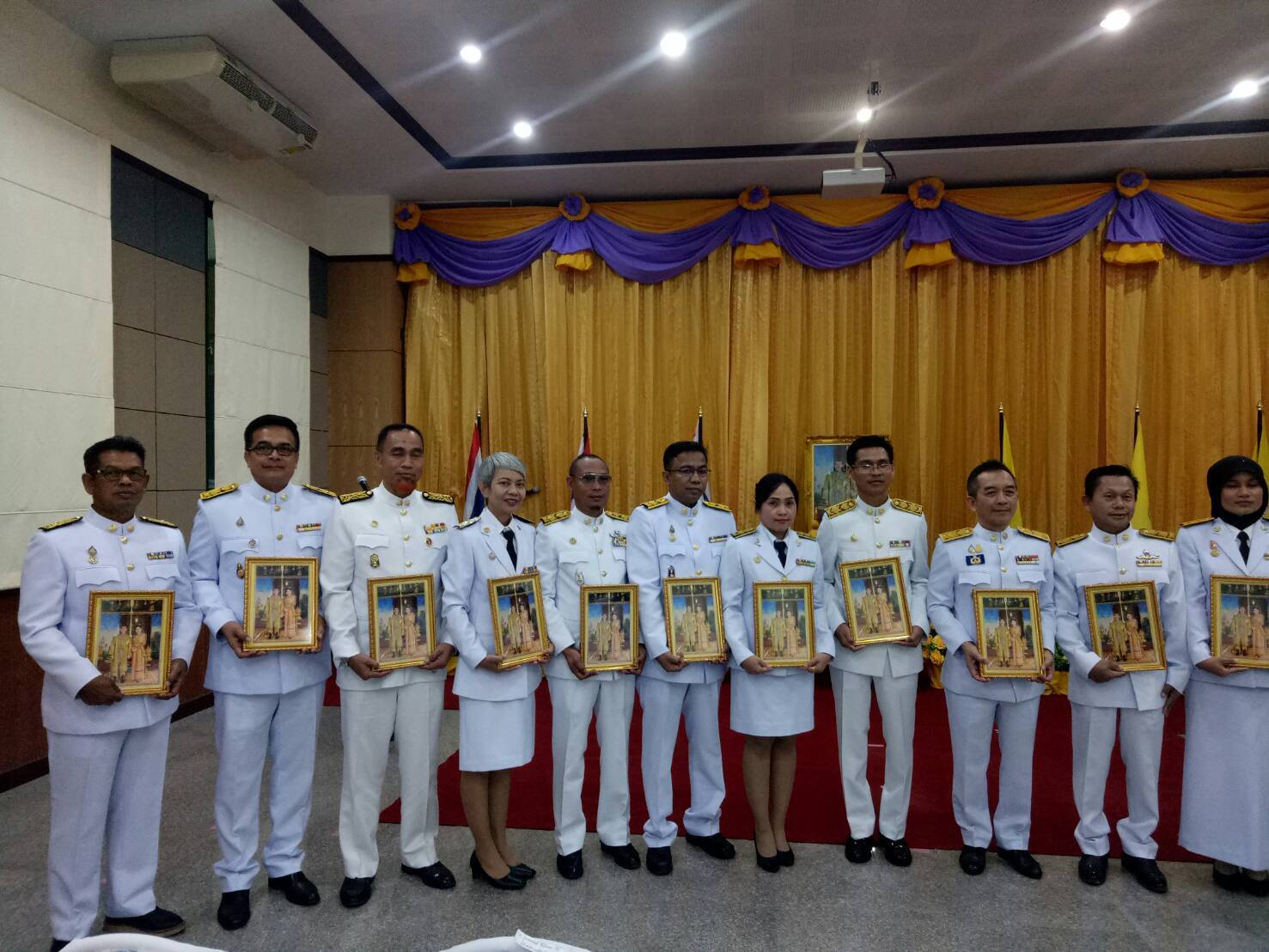 พัฒนาการจังหวัดยะลา เข้ารับพระราชทานพระบรมฉายาลักษณ์ พระบาทสมเด็จพระเจ้าอยู่หัว