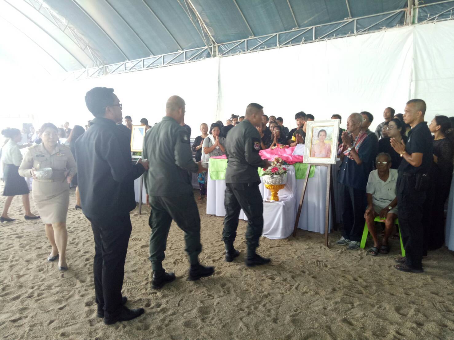 พัฒนาการจังหวัดยะลา ร่วมพิธีวางพวงมาลาหลวงและพวงมาลาพระบรมวงศานุวงศ์