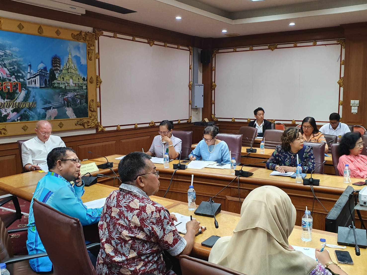 พช.ยะลา ร่วมประชุมติดตามความคืบหน้าในการดำเนินงาน เดิน กิน ชิม เที่ยว ถนนคนเดิน จังหวัด