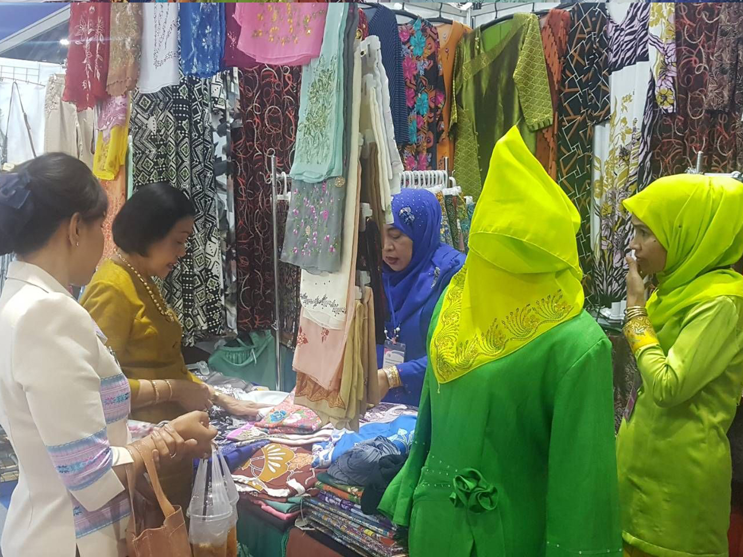 ประธานสภาสตรีแห่งชาติในพระบรมราชินูปถัมภ์ เยี่ยมเยียนให้กำลังใจผู้ผลิต ผู้ประกอบการ OTOP จังหวัดยะลา