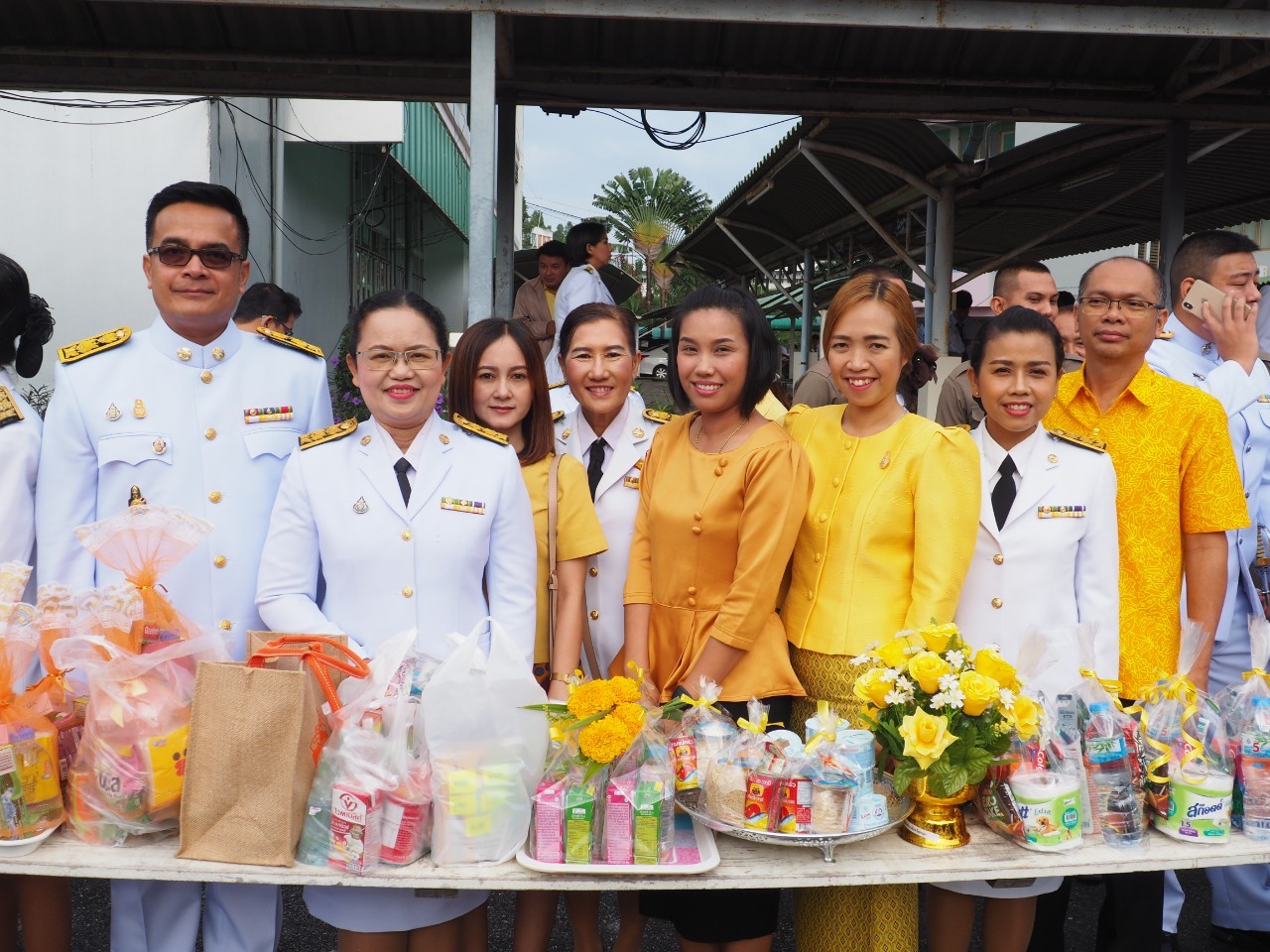พช.ยะลา ร่วมทำบุญตักบาตร เนื่องในวันคล้ายวันพระบรมราชสมภพ รัชกาลที่ 9