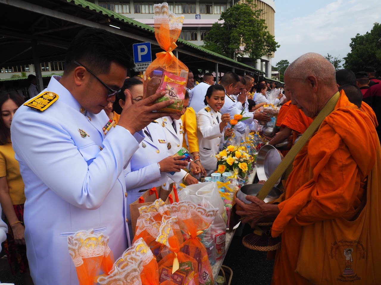 พช.ยะลา ร่วมทำบุญตักบาตร เนื่องในวันคล้ายวันพระบรมราชสมภพ รัชกาลที่ 9