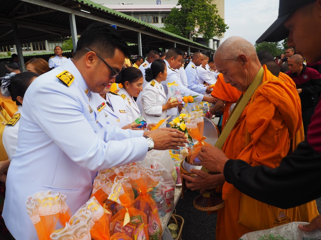 พช.ยะลา ร่วมทำบุญตักบาตร เนื่องในวันคล้ายวันพระบรมราชสมภพ รัชกาลที่ 9