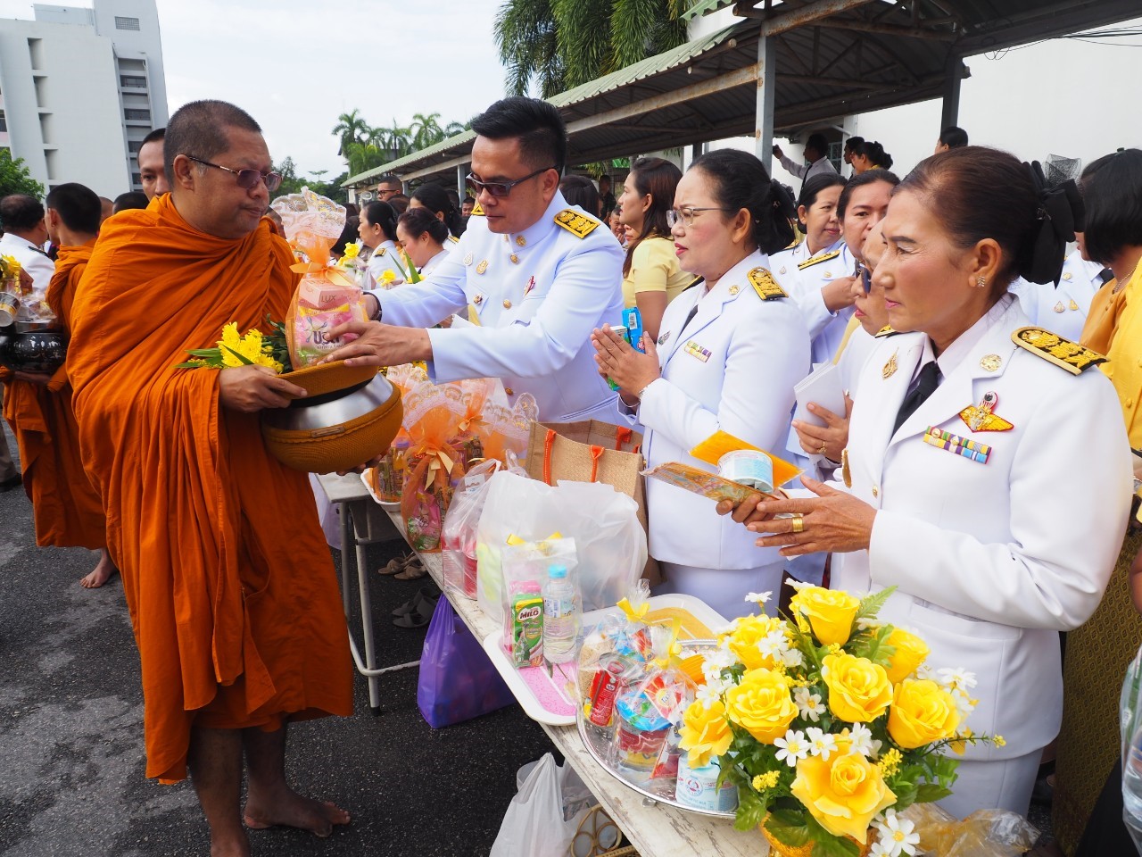 พช.ยะลา ร่วมทำบุญตักบาตร เนื่องในวันคล้ายวันพระบรมราชสมภพ รัชกาลที่ 9