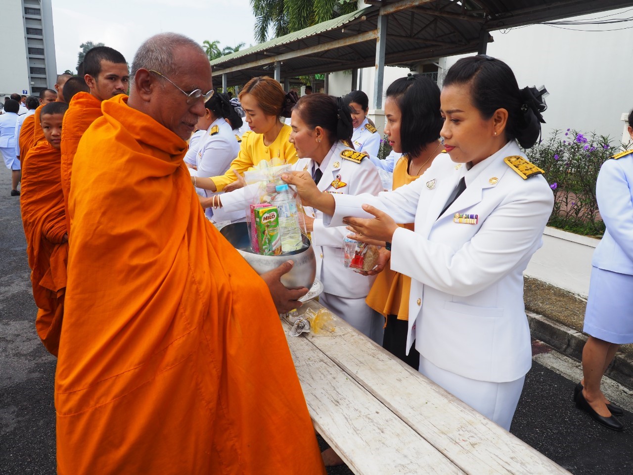 พช.ยะลา ร่วมทำบุญตักบาตร เนื่องในวันคล้ายวันพระบรมราชสมภพ รัชกาลที่ 9