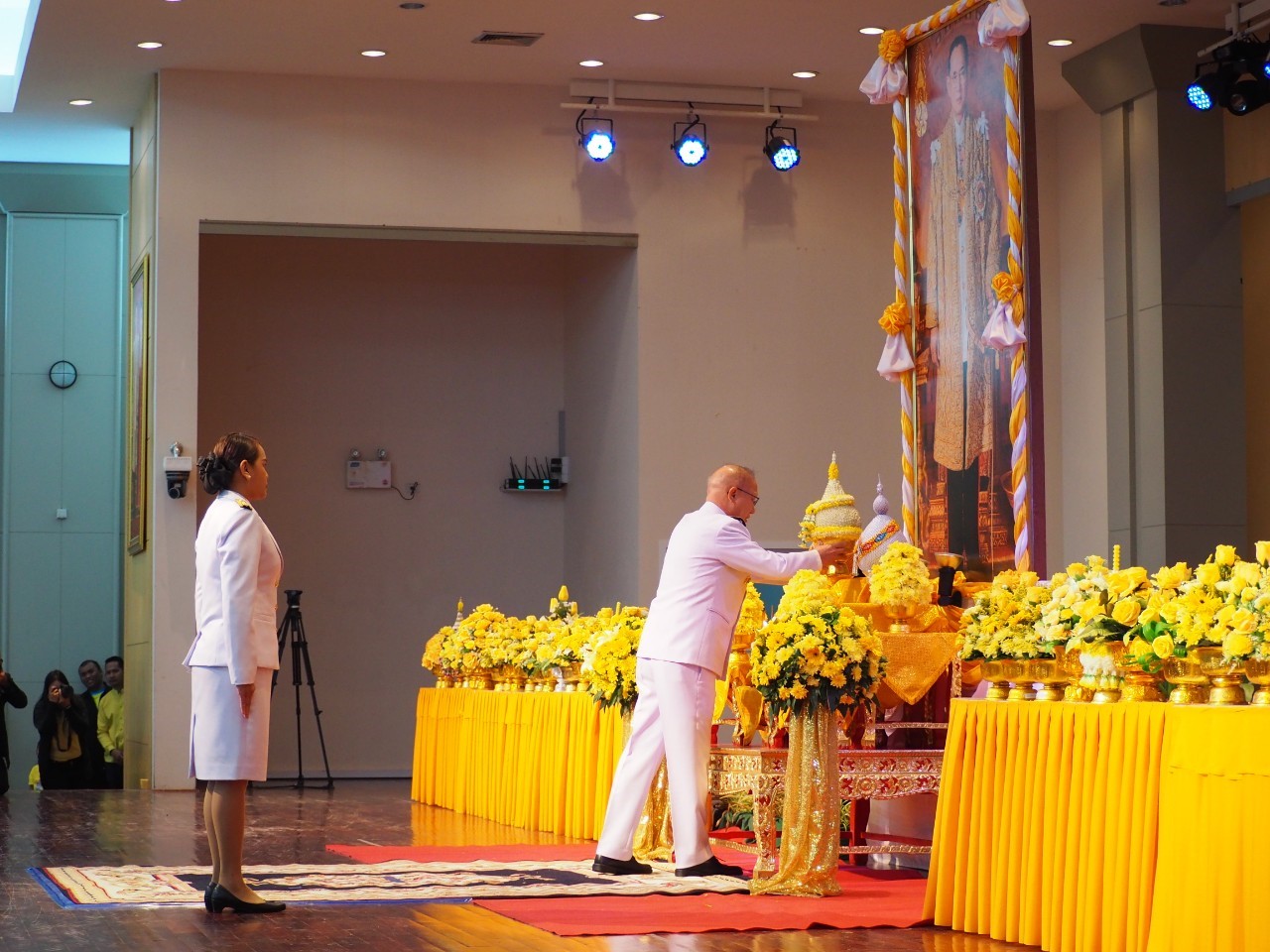 พช.ยะลา ร่วมพิธีถวายพานพุ่มราชสักการะ เนื่องในวันคล้ายวันพระบรมราชสมภพพระบาทสมเด็จพระบรมชนกาธิเบศร มหาภูมิพลอดุลยเดชมหาราช บรมนาถบพิตร