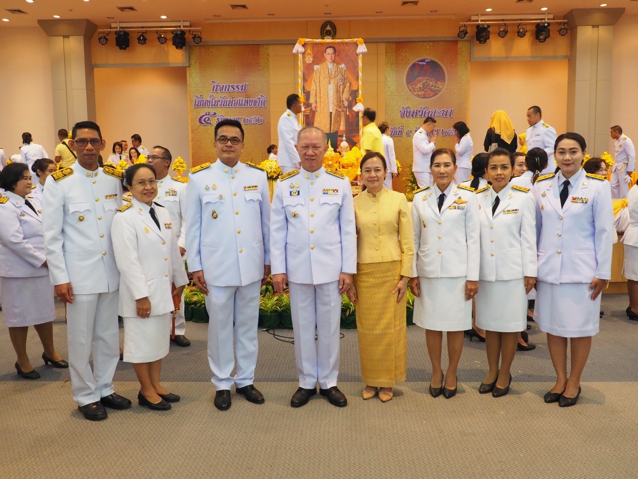 พช.ยะลา ร่วมพิธีถวายพานพุ่มราชสักการะ เนื่องในวันคล้ายวันพระบรมราชสมภพพระบาทสมเด็จพระบรมชนกาธิเบศร มหาภูมิพลอดุลยเดชมหาราช บรมนาถบพิตร