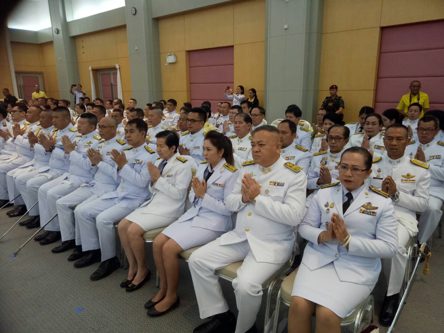 พช.ยะลา ร่วมทำบุญตักบาตร เนื่องในวันคล้ายวันพระบรมราชสมภพ รัชกาลที่ 9