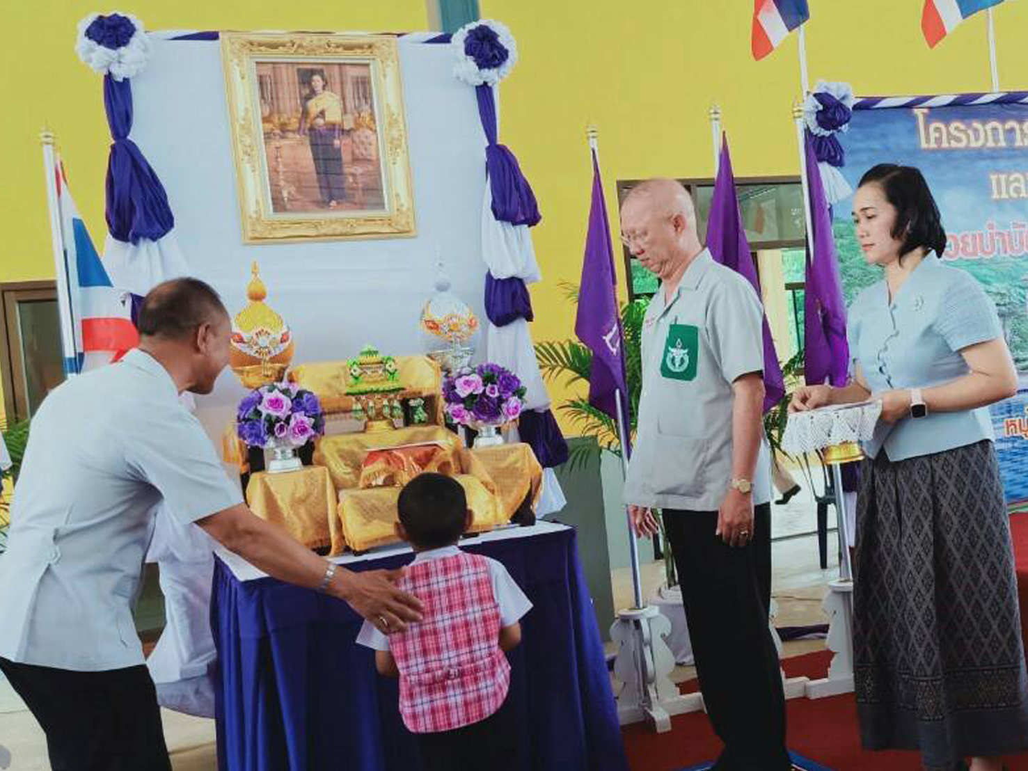 ผู้ว่าฯ ยะลา มอบทุนอุปการะกองทุนพัฒนาเด็กชนบทในพระราชูปถัมภ์ สมเด็จพระเทพรัตนราชสุดาสยามบรมราชกุมารี