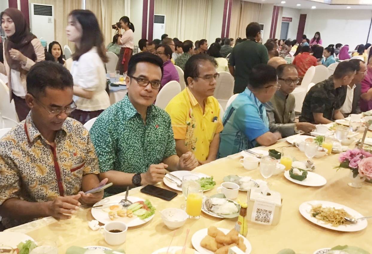 พช.ยะลา ร่วมกิจกรรมพบปะยามเช้า “ชาวยะลาอนุรักษ์วัฒนธรรมไทยใส่ใจสิ่งแวดล้อม พร้อมใจงดใช้โฟม ลดใช้ถุงพลาสติก”