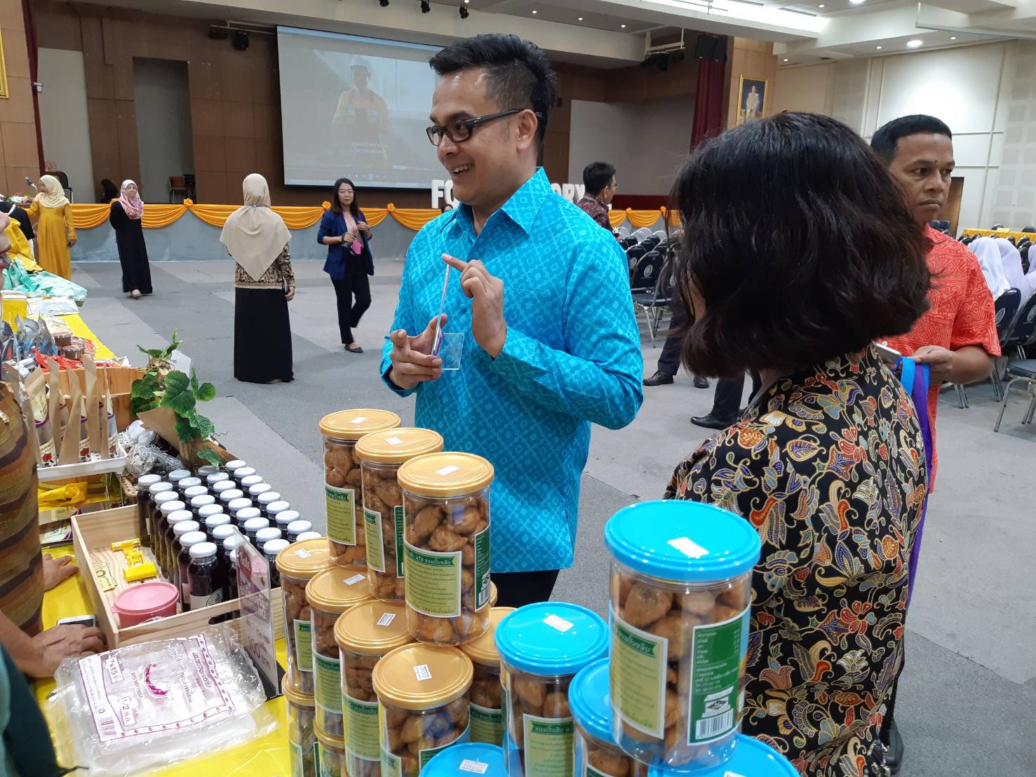 พจ.ยะลาร่วมงานแสดงความสำเร็จของการพัฒนาผลิตภัณฑ์ OTOP