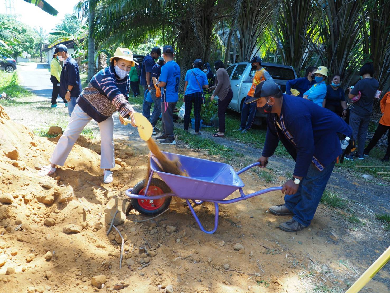 พช.ยะลา ยกทีมเข้าจวนผู้ว่าฯ จัดกิจกรรม “จาโปตาแง” เตรียมพื้นที่ปลูกผักสวนครัว