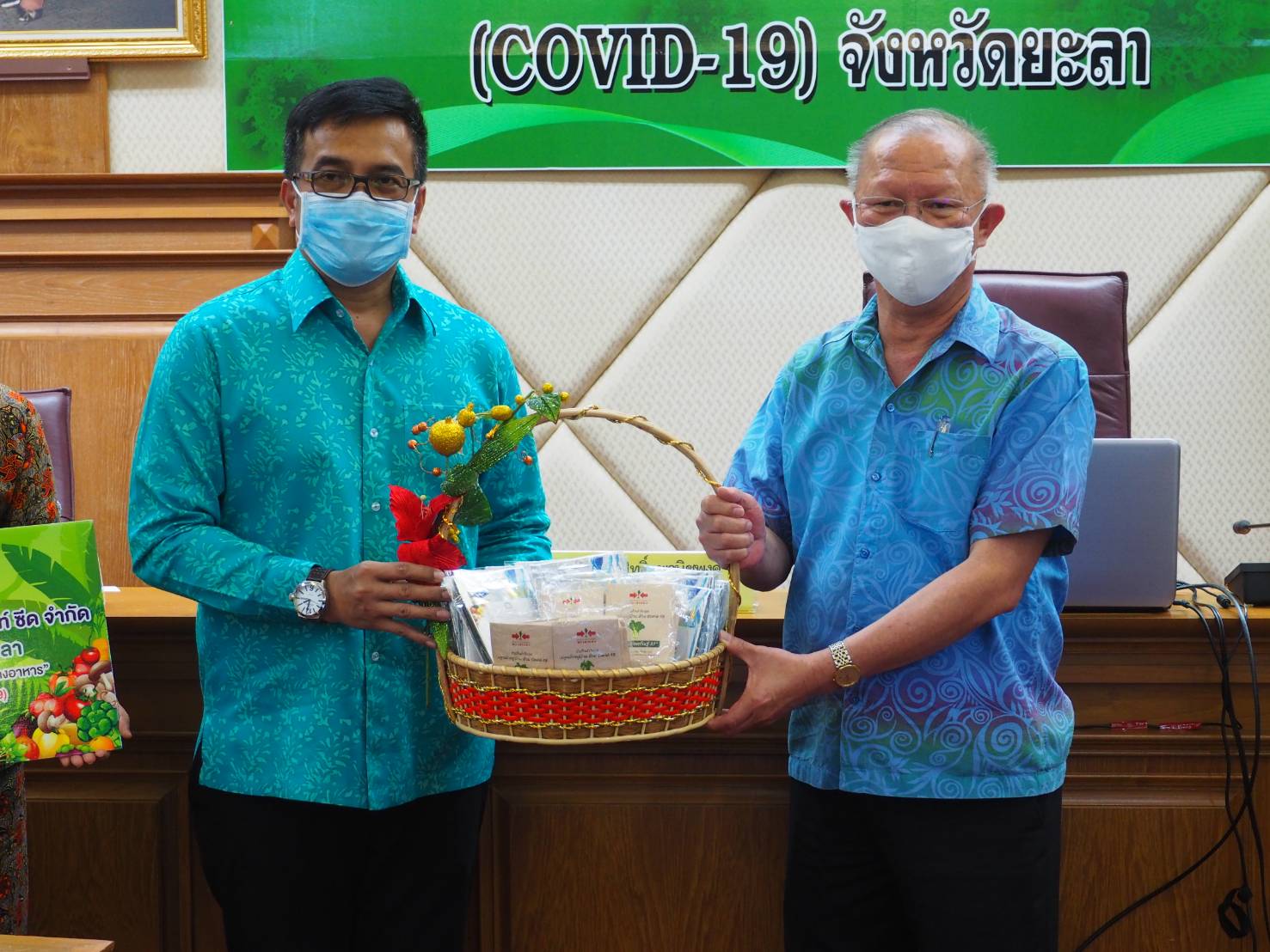 พัฒนาชุมชนยะลา มอบเมล็ดพันธุ์ผัก หนุน พช. ปฏิบัติการ 90 วันปลูกผักสู้ภัยโควิด จังหวัดยะลา