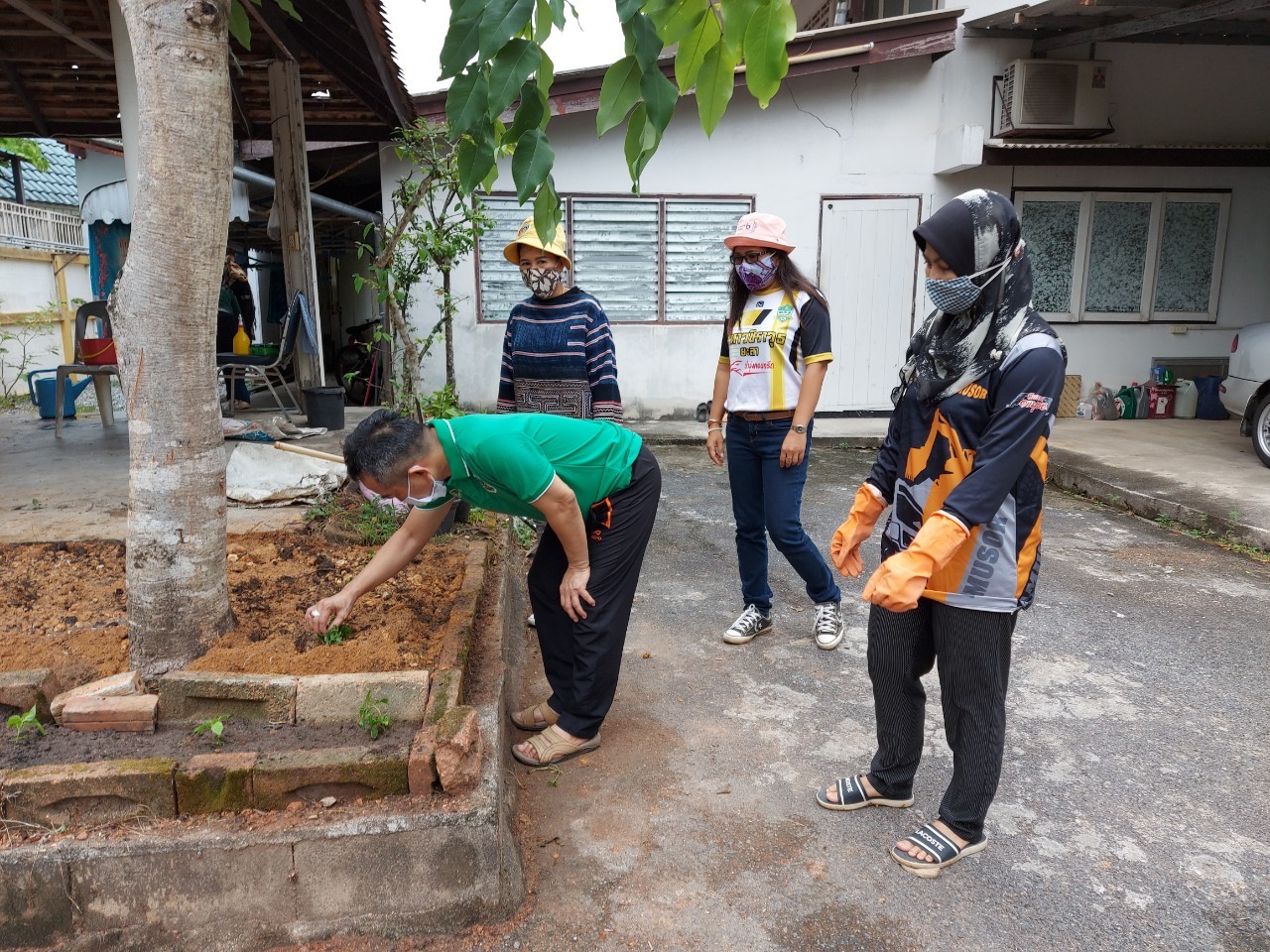 รองผู้ว่าฯ ยะลา ร่วมปฏิบัติการปลูกผักสวนครัว สร้างความมั่นคงทางอาหาร