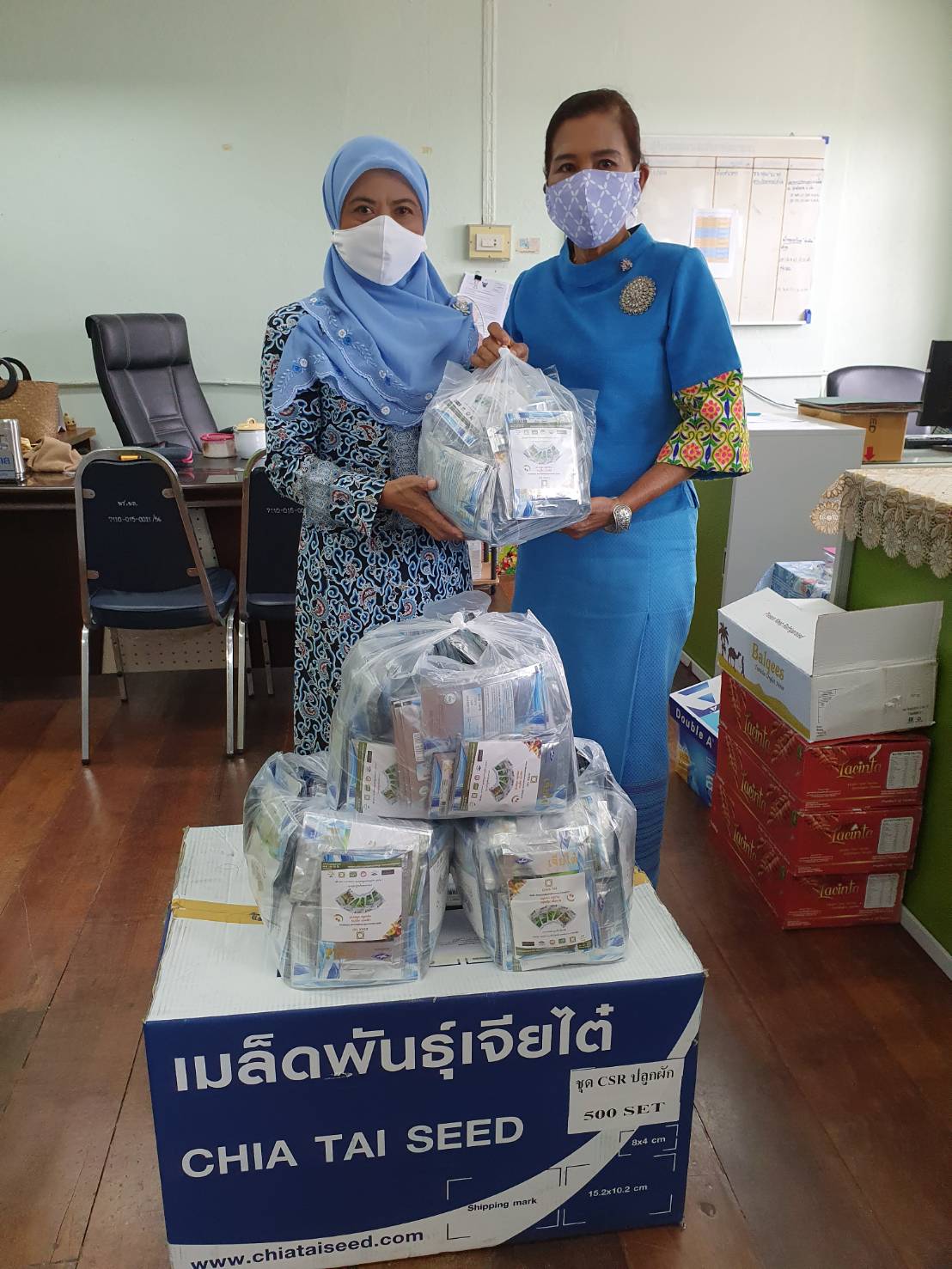พช.ยะลา ส่งมอบเมล็ดพันธุ์ผักให้ประชาชนในพื้นที่ 8 อำเภอ