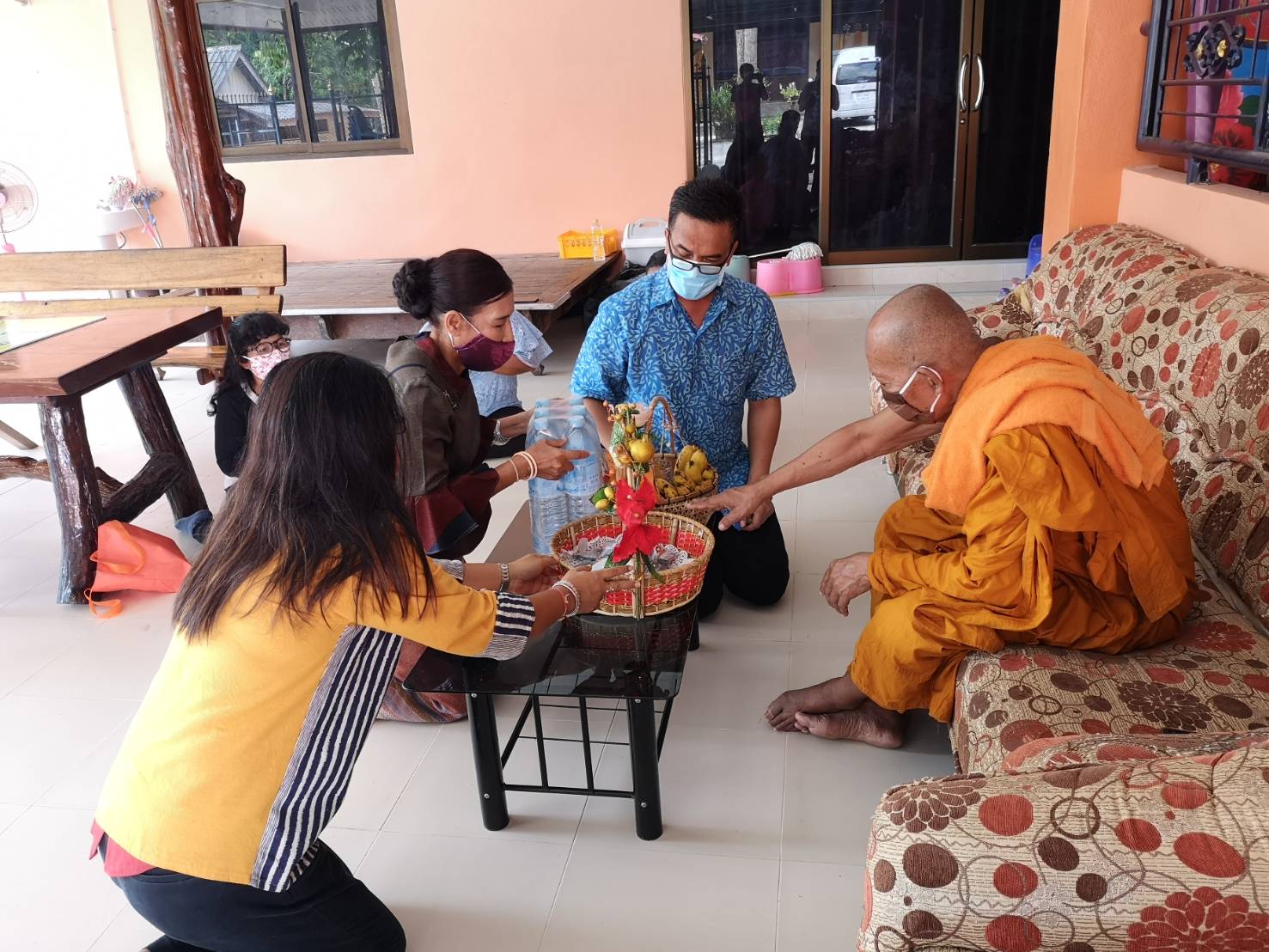 พัฒนาชุมชนยะลา ถวายเมล็ดพันธุ์ผัก เครื่องอุปโภค บริโภค แด่วัด-ที่พักสงฆ์ ในพื้นที่อำเภอกาบัง