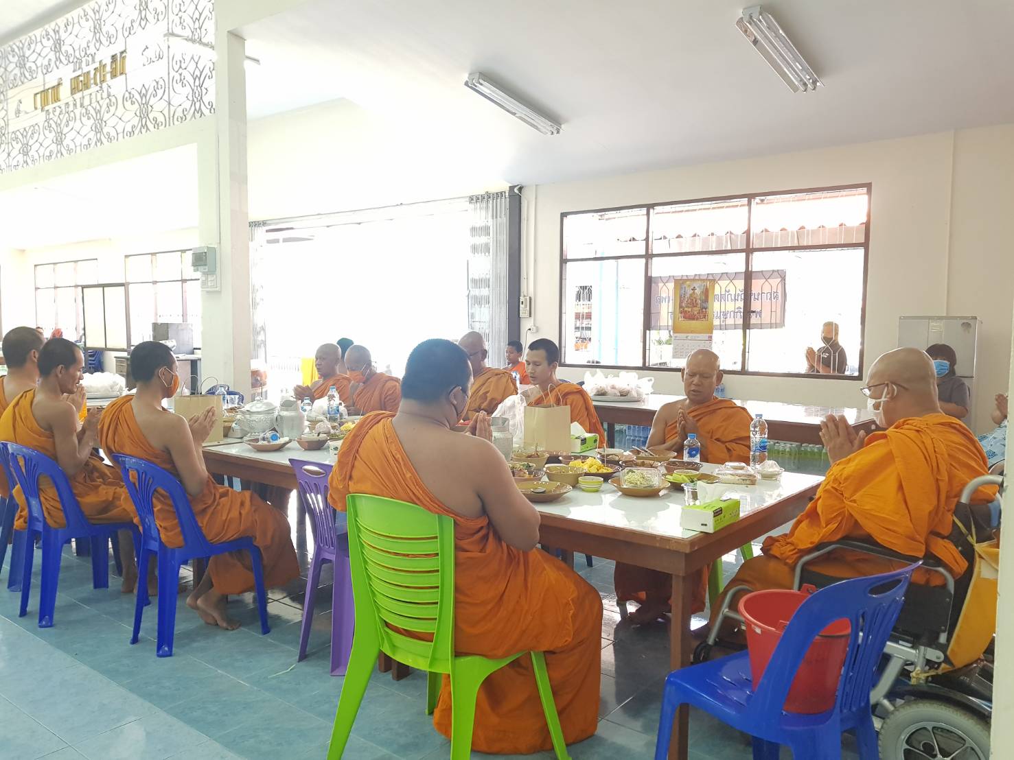 พช.ยะลา ร่วมถวายภัตตาหารแด่พระภิกษุสงฆ์