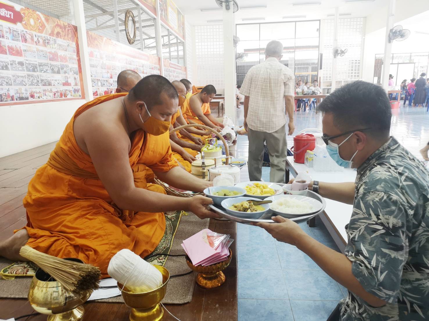 พช.ยะลา ร่วมถวายภัตตาหารแด่พระภิกษุสงฆ์