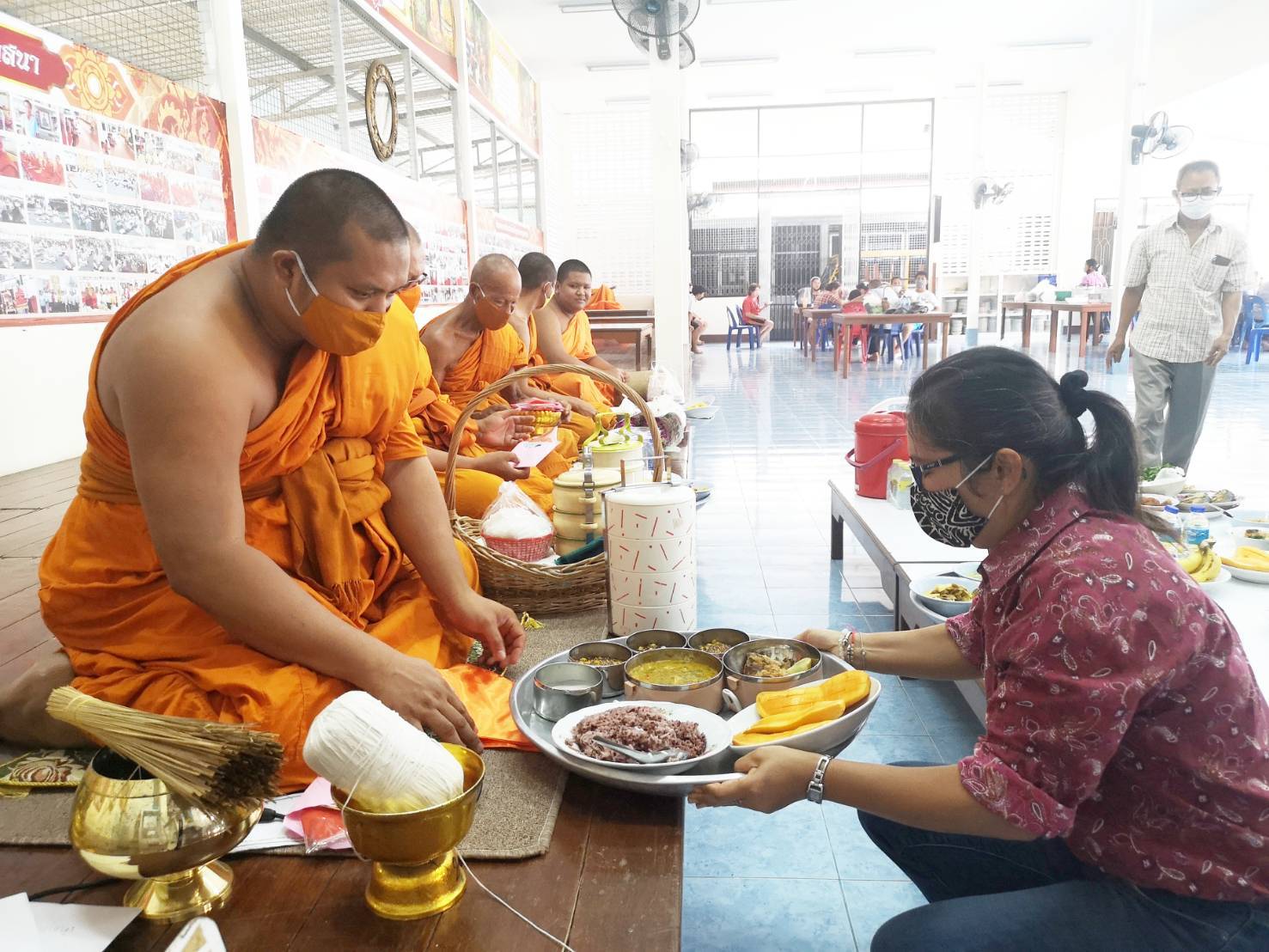 พช.ยะลา ร่วมถวายภัตตาหารแด่พระภิกษุสงฆ์