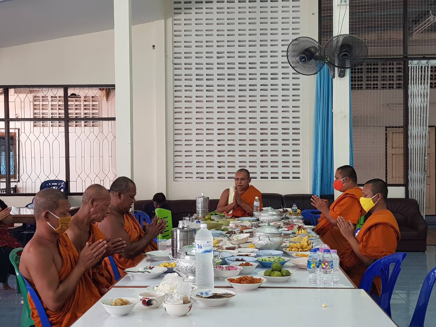 พช.ยะลา ร่วมถวายภัตตาหารแด่พระภิกษุสงฆ์