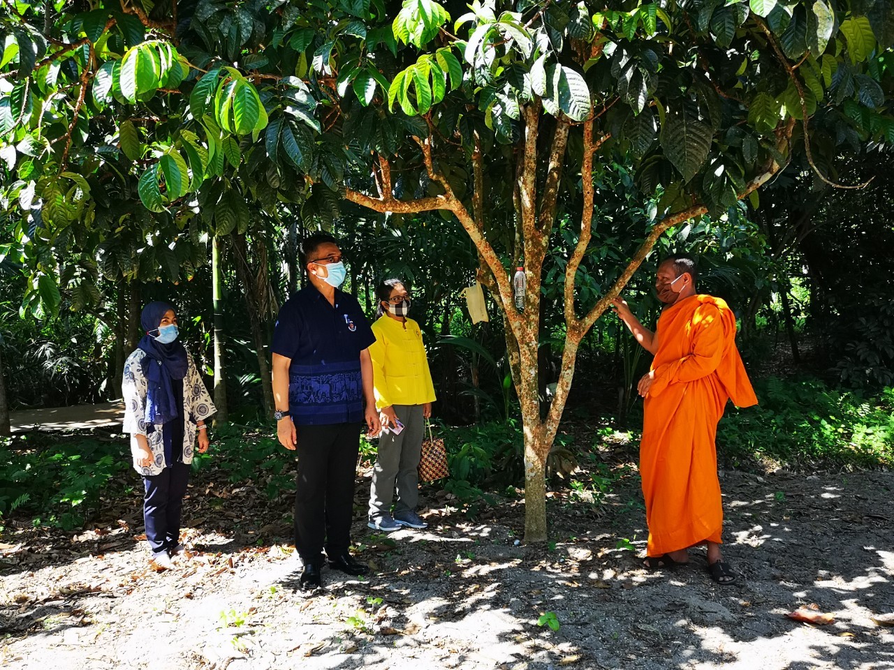 พัฒนาชุมชนยะลา ถวายเมล็ดพันธุ์ผัก เครื่องอุปโภค บริโภค แด่วัด-ที่พักสงฆ์ ในพื้นที่อำเภอยะหา