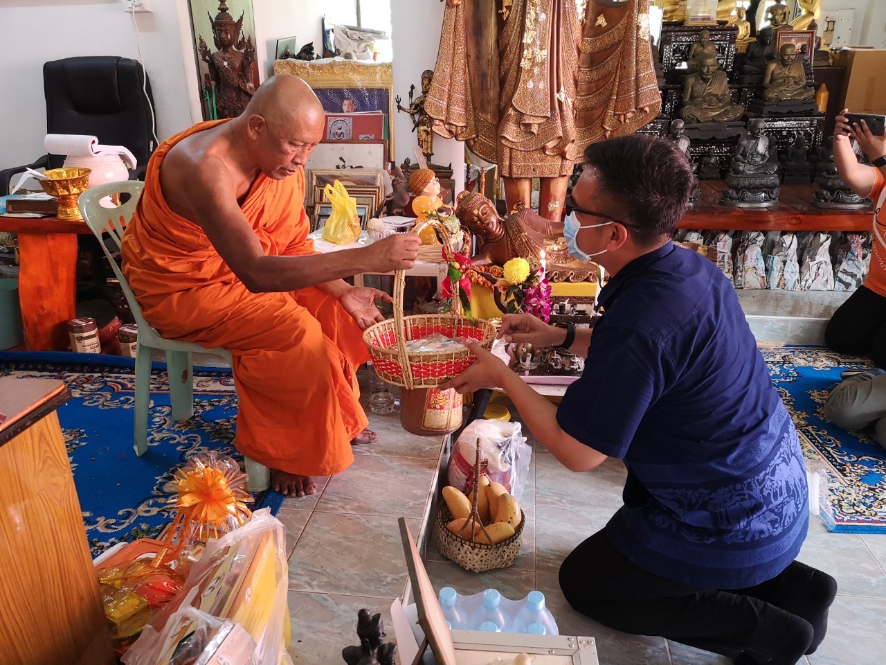 พัฒนาชุมชนยะลา ถวายเมล็ดพันธุ์ผัก เครื่องอุปโภค บริโภค แด่วัด-ที่พักสงฆ์ ในพื้นที่อำเภอยะหา