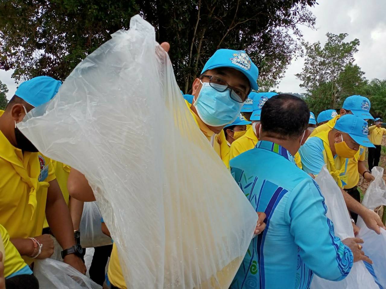 พจ.ยะลา ร่วมกิจกรรมจิตอาสาปล่อยพันธุ์ปลา ฟาร์มตัวอย่าง